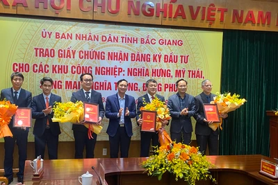 Các nhà đầu tư nhận giấy chứng nhận đầu tư 4 khu công nghiệp trên địa bàn tỉnh Bắc Giang.