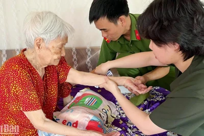 Tổ công tác đến tận nhà thu mẫu sinh trắc ADN của thân nhân các liệt sĩ.