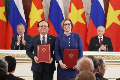 Tổng Bí thư Tô Lâm và Tổng thống Vladimir Putin chứng kiến trao Biên bản ghi nhớ hợp tác giữa Đài Tiếng nói Việt Nam và Cơ quan Ngân sách Nhà nước Liên bang Nga về tổ chức, sản xuất và phổ biến các chương trình âm nhạc, văn hóa và giáo dục "Trung tâm phát thanh và truyền hình âm nhạc nhà nước Nga". (Ảnh: Thống Nhất/TTXVN)