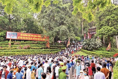 Đông đảo du khách về dâng hương tưởng niệm các Vua Hùng.