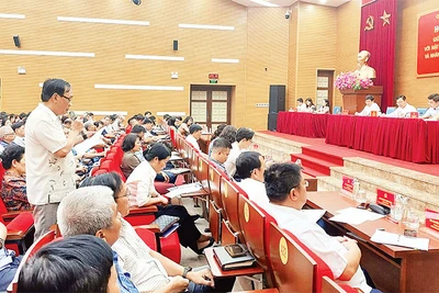  Một buổi đối thoại của lãnh đạo quận Đống Đa với người dân trên địa bàn. 