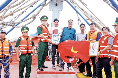 Bộ đội Biên phòng và ngành chức năng tỉnh Sóc Trăng tặng ngư dân ảnh Bác Hồ, cờ Tổ quốc, tủ thuốc, áo phao.