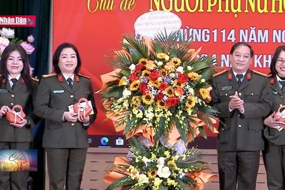 Xây dựng người phụ nữ Công an nhân dân giỏi việc nước đảm việc nhà