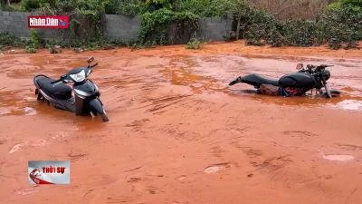 Mưa lớn, cát tràn xuống đường gây thiệt hại nhiều tài sản