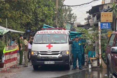 Lực lượng chức năng phong tỏa hiện trường vụ hỏa hoạn.