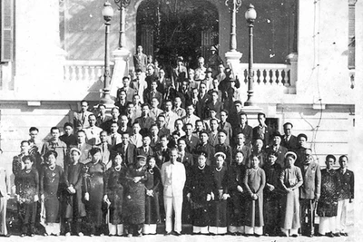 Chủ tịch Hồ Chí Minh gặp gỡ giới công thương Hà Nội ngày 18/9/1945. (Ảnh Tư liệu)