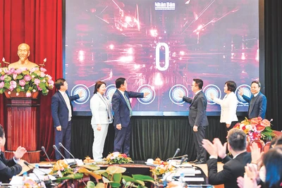 Các đại biểu thực hiện nghi thức khai trương Chuyên trang OCOP của Báo Nhân Dân. Ảnh: Thành Đạt