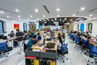 Không khí làm việc sôi nổi tại tòa soạn hội tụ Báo Nhân Dân điện tử. Ảnh: thành đạt