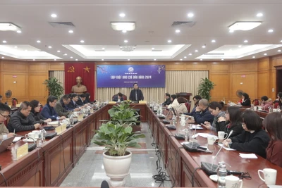 Các đại biểu tại cuộc họp báo.