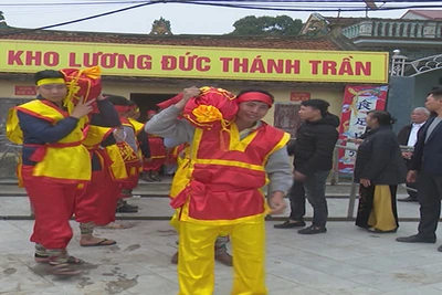 Các túi lương được nhân dân chuẩn bị sẵn sàng cho lễ phát lương Đức Thánh Trần.