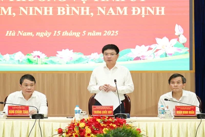 Các đồng chí Bí thư Tỉnh ủy Nam Định, Hà Nam, Ninh Bình đồng chủ trì hội nghị (từ trái qua).