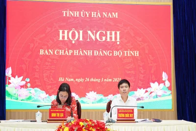 Các đồng chí Thường trực Tỉnh ủy chủ trì hội nghị.