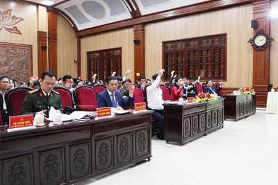 Các đại biểu Hội đồng nhân dân tỉnh Hà Nam biểu quyết thông qua các Nghị quyết của Kỳ họp.