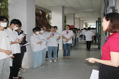 Cán bộ coi thi nhắc nhở thí sinh thực hiện nghiêm quy chế khi vào phòng thi.