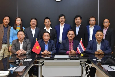 Đoàn công tác Hội Nhà báo Việt Nam chụp ảnh lưu niệm cùng đoàn Hội Nhà báo Thái Lan. (Ảnh: ĐINH TRƯỜNG)