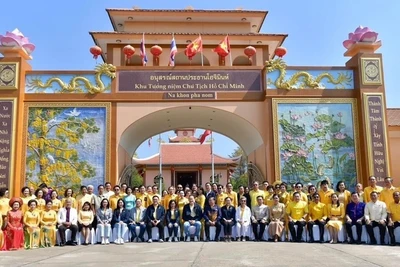 Thủ tướng Thái Lan Srettha Thavisin chụp ảnh lưu niệm cùng các kiều bào. (Ảnh: CTV)