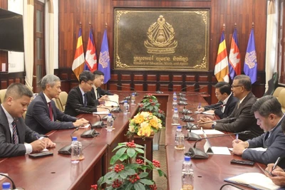 Đại sứ Việt Nam tại Campuchia Nguyễn Minh Vũ (thứ hai từ trái sang) làm việc với Phó Thủ tướng, Bộ trưởng Giáo dục, Thanh niên và Thể thao Campuchia Hang Chuon Naron (thứ ba từ phải sang).