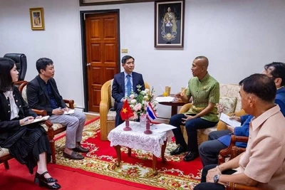 Đại sứ Phạm Việt Hùng làm việc với Tỉnh trưởng tỉnh Trat. (Ảnh: Đại sứ quán Việt Nam tại Thái Lan)