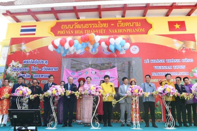 Lễ cắt băng khánh thành Cổng Phố văn hóa Thái Lan-Việt Nam tại tỉnh Nakhon Phanom, Đông Bắc Thái Lan.