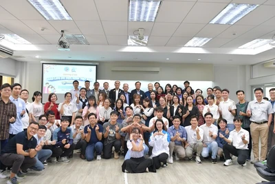 Các du học sinh của Hội Sinh viên Việt Nam tại Thái Lan chụp ảnh lưu niệm cùng các khách mời. (Ảnh: ĐINH TRƯỜNG)