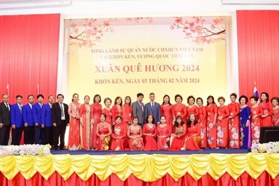 Các đại biểu tham dự chương trình chụp ảnh lưu niệm.