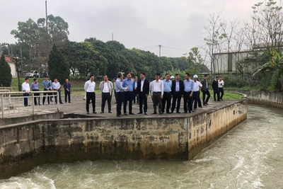 Bộ Nông nghiệp và Phát triển nông thôn kiểm tra lấy nước phục vụ gieo cấy lúa tại tỉnh Vĩnh Phúc.