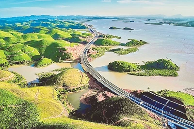 Tuyến đường cao tốc Vân Đồn-Móng Cái góp phần tạo động lực cho Quảng Ninh phát triển kinh tế-xã hội.