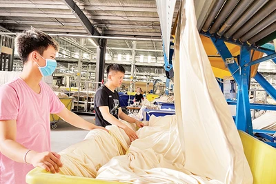 Sản xuất tại Công ty TNHH Công nghiệp Ramatex Nam Định trong Khu công nghiệp Bảo Minh, huyện Vụ Bản.