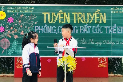 Liên đội Trường tiểu học Trần Phú (thành phố Bắc Giang, tỉnh Bắc Giang) tổ chức tuyên truyền về phòng chống bắt cóc trẻ em. (Ảnh NGUYỄN ANH)