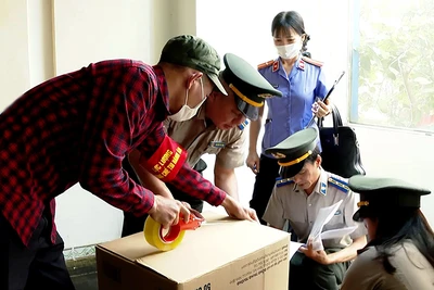 Chi cục Thi hành án dân sự thành phố Ninh Bình (tỉnh Ninh Bình) phối hợp cưỡng chế thi hành án tại phường Đông Thành. (Ảnh Nguyễn Giang)