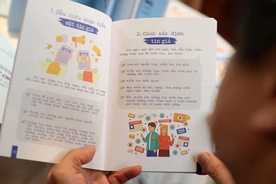 "Cẩm nang phòng chống tin giả, tin sai sự thật trên không gian mạng" trang bị thêm kiến thức cho người dùng. (Ảnh VÂN HẰNG)