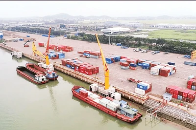 Toàn cảnh bốc dỡ hàng hóa tại Tân Cảng Quế Võ.