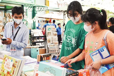 Độc giả nhỏ tuổi tìm mua sách tại Đường sách Thành phố Hồ Chí Minh.