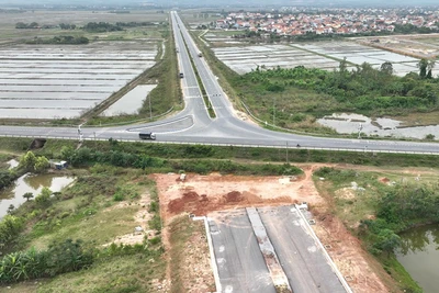 Tuyến đường ngang nối đông tây thành phố Đồng Hới (Quảng Bình) xây dựng rộng rãi, khang trang nhưng phải bỏ dở vì không được đấu nối với đường tránh BOT.