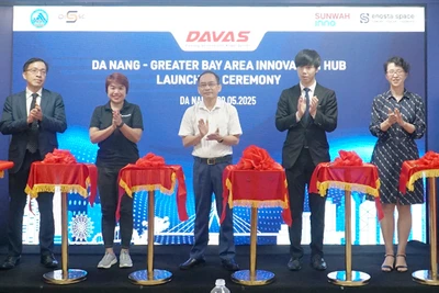 Đại biểu cắt băng ra mắt Không gian đổi mới sáng tạo Đà Nẵng-Vùng Vịnh lớn.
