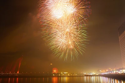 Đà Nẵng sẽ bắn pháo hoa kỷ niệm 50 năm ngày giải phóng thành phố. (Ảnh: Pháo hoa đêm Giao thừa thắp sáng bầu trời Đà Nẵng)