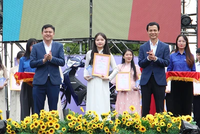 Vinh danh cá nhân “Sinh viên 5 tốt”.