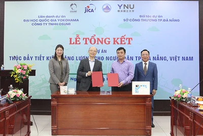 Ký kết bàn giao 1.000 sổ tay và các mô hình dùng để giảng dạy cho học sinh.