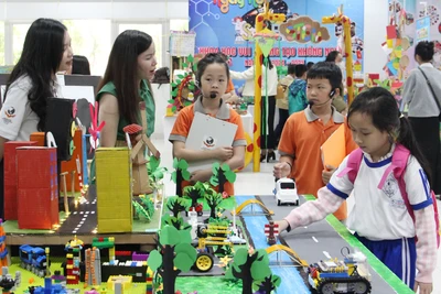 Các em học sinh thuyết trình về gian hàng triển lãm của trường