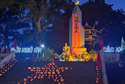 Lễ thắp nến tri ân được tổ chức tại tất cả các nghĩa trang liệt sĩ trên toàn thành phố.