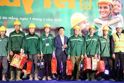 Trao quà tết cho công nhân tại công trường Đà Nẵng.