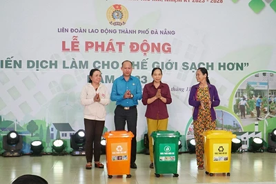 Trao tặng thùng rác phân loại tại nguồn.