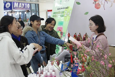 Khách hàng mua sắm tại Hội chợ.