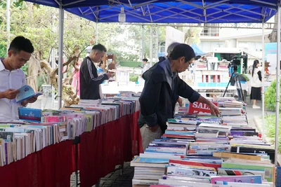 Nhiều người tìm đến mua sách tại ngày hội.