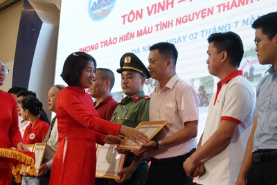 Trao tặng Bằng khen của Hội Chữ thập đỏ Việt Nam cho các cá nhân, gia đình.