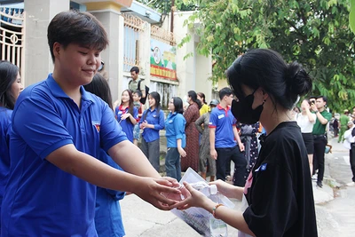 Tình nguyện viên "tiếp nước" tại điểm thi.