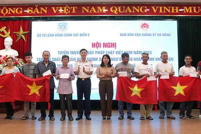 Tặng quà và cờ cho các ngư dân.