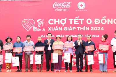 Đồng chí Nguyễn Trọng Nghĩa và Nguyễn Văn Quảng trao quà tặng các hộ nghèo tại chương trình "Chợ Tết 0 đồng".