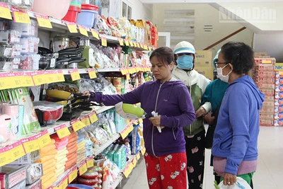 Hộ dân có hoàn cảnh khó khăn mua sắm tại chợ Tết Nhân ái 0 đồng.