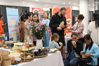 Thưởng thức ẩm thực Việt Nam.